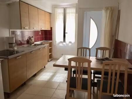 loue dans village maison une face