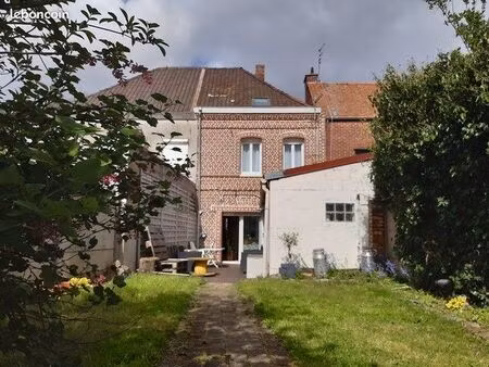 maison de ville  88m²  4 chambres  jardin  accès sur 2 rues