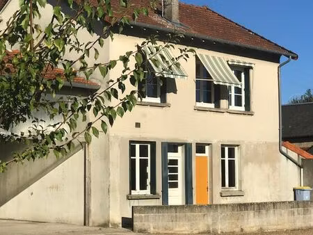 maison de ville 80 m² – 3 chambres – cour + parking – nevers proche centre
