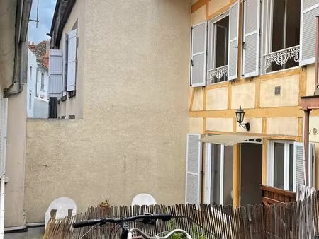 t2bis rénové + terrasse – 46 m² – hyper centre clermont-ferrand