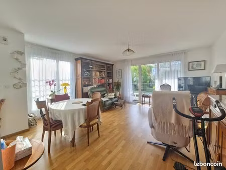 dans une résidence en copropriété  un appartement t3 d'une surface habitable de 77 3 m²