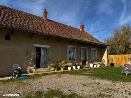 maison de 185 m2 avec deux dépendances + pré attenant