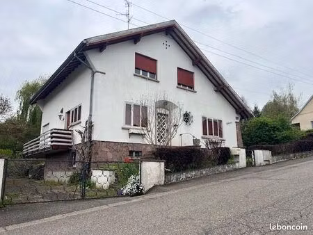 maison à rénover  quartier très calme  grand terrain