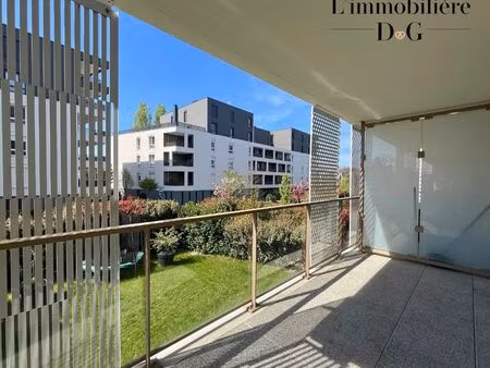 appartement f3 avec terrasse  balcon et place de parking