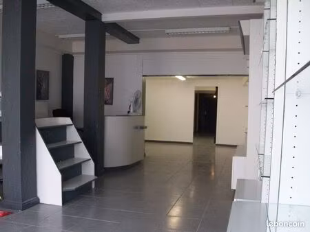 local proche commodités 95 m2