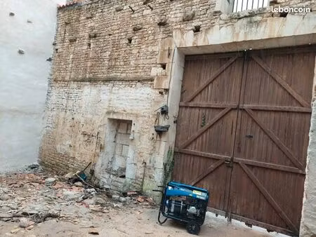 cède terrain et murs d'un ancien batiment