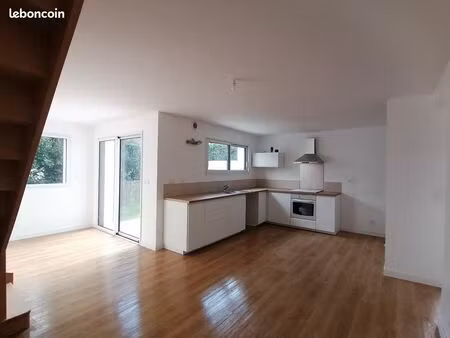 sarzeau centre  maison neuve à louer à l'année dispo 15 mai