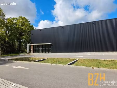local 750 m² vannes