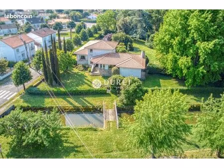 propriété 6 pièces 236 m²