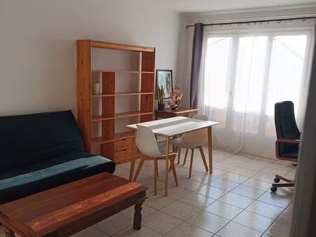 300 m de l'université  f2 meublé lumineux+balcon+parking sécurisé