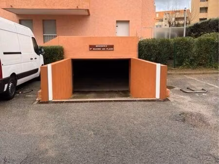 garage boxe fermé sécurisé non inondable sainte maxime