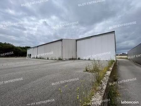 local d'activité 885 m²