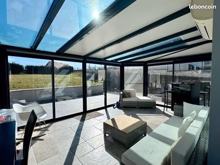 maison avec véranda et toit terrasse