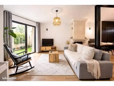 espace meublé 20m² – sdb privative – 590 cc – bus c4 au pied – dispo immédiate