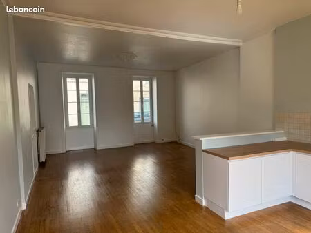 82 m2 de plain-pied avec jardin. une seule chambre. saint jean d'angely