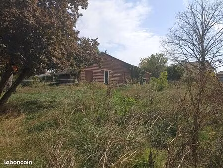 terrain avec grand abri de jardin