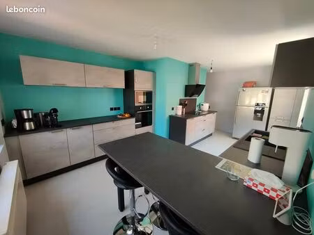 maison t4 de 95m2 - 3 chambres - cuisine intégrée - climatisation - véranda - cour intérie