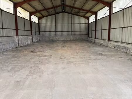hangar 300 m2