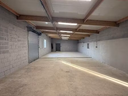 local 123 m² - accès utilitaire - parking - sanitaire