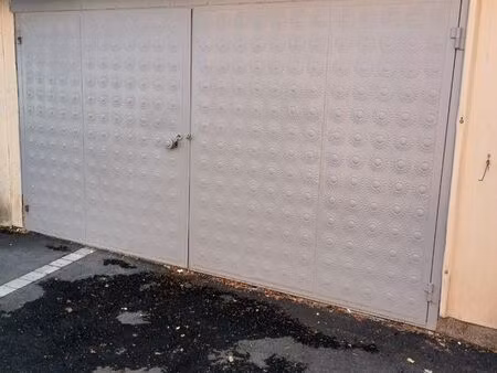 grand box/garage 20m2 sécurisé 24h/24h avec caméra de surveillance