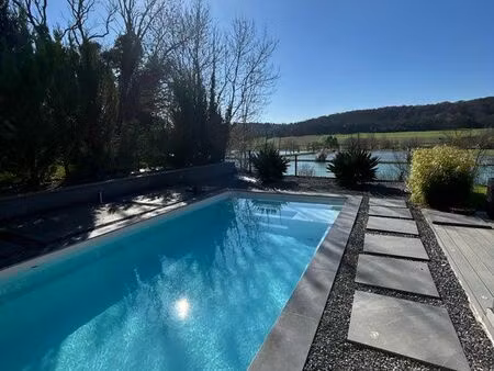 maison avec piscine et vue étangs