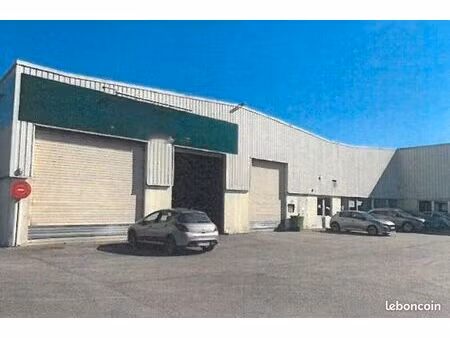 local d'activité 1 738 m²