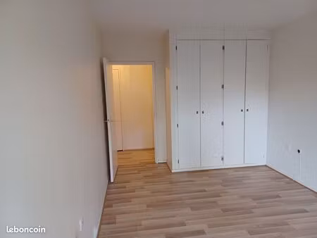 2 pièces meublé ou vide de 50 m2  rénové en 2023  situé au rdc d'une jolie résidence sécur