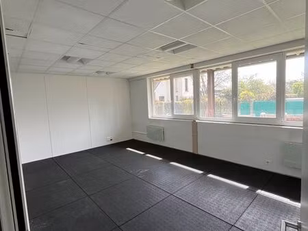 bureau 24 m² - idéal professionnel de santé / bien-être - dury