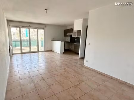 t3 dans résidence avec piscine à 150 m du ceva