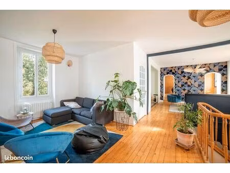 maison familiale rénovée avec soin - jardin intime et calme