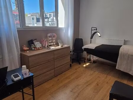 local professionnel 12m² - disponible 1er juin