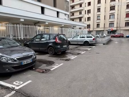 place de parking privée avec bip accès