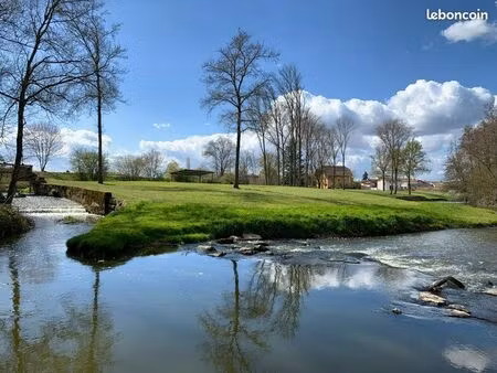 cadre idyllique: terrain de 9500m2 en bord de rivière au cœur du village