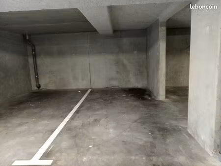 parking couvert/sécurisé-1/2 ssol-220volts-les sables d'olonne
