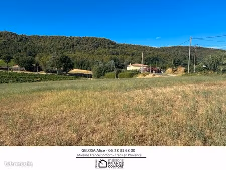 terrain 1 067 m² salernes