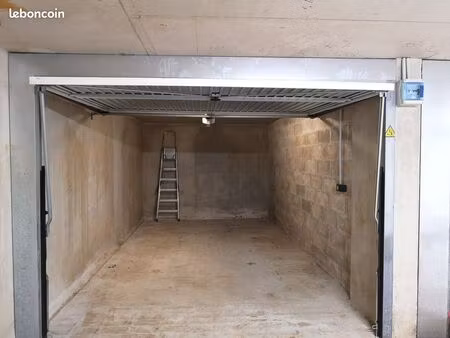 vente box ferme frejus plage 18m2