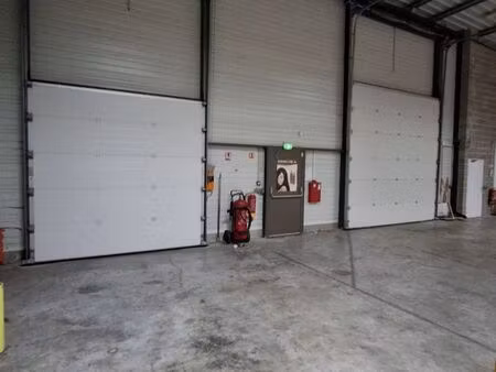 entrepôt 770 m² méré