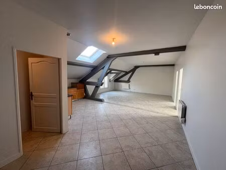 t3 d’environ 80m2 utiles avec grands volumes