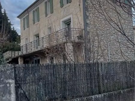 mérindol maison divisée en 2 appartements