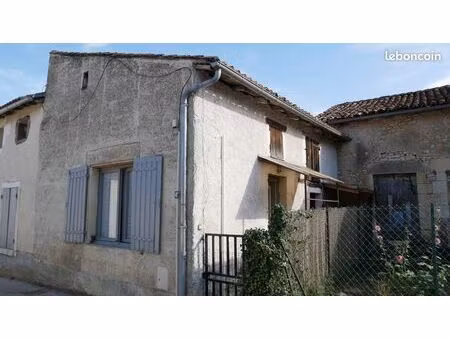 maison de 23 m²  2 pièces  parking et petite courette privée  jardin commun