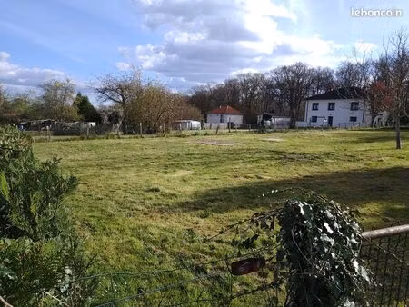 vend terrain constructible 1062m²