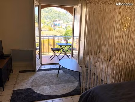 grand studio de deux pièces avec loggia