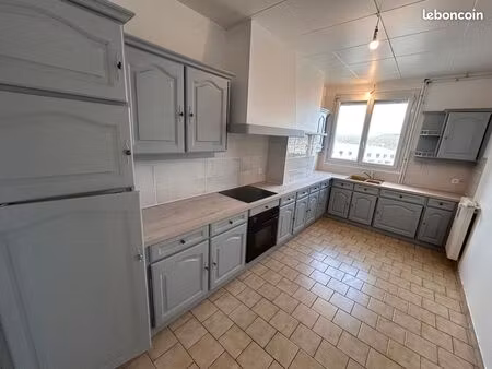 t3 lumineux avec balcons et garage