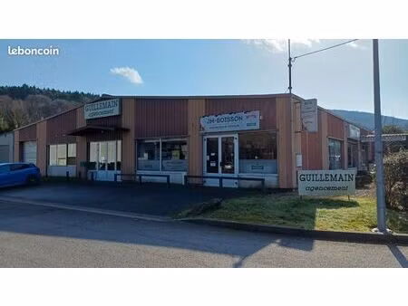 surface commerciale avec bureaux atelier garage sanitaires et parking