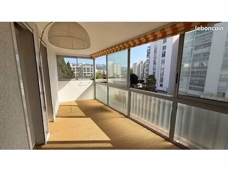 appartement type 4 pièces : 2 chambres et une véranda de 15m2 en plus + parking