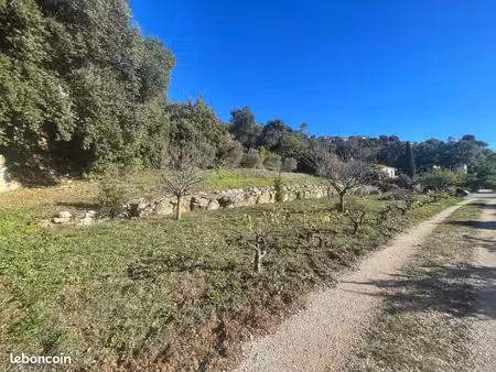 terrain 1 280 m² flassans sur issole