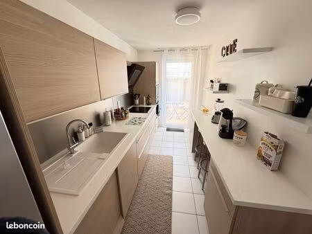 appartement 65m2 en très bon état  2 chambres  terrasse  balcon et box en sous sol
