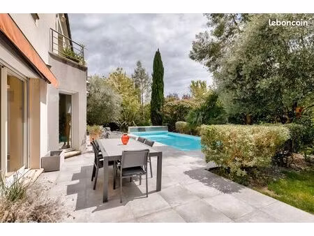 maison familiale d'exception avec parc arboré et piscine
