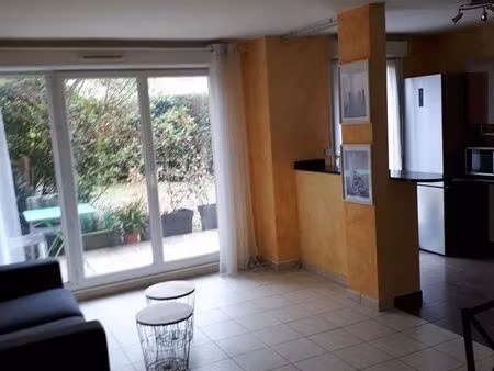 t3 meublé 62 m² avec grande terrasse sur jardin + box fermé – limite bas-coudray – dpe c