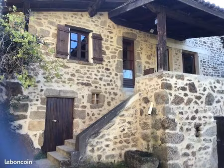 maison en pierre avec terrasse